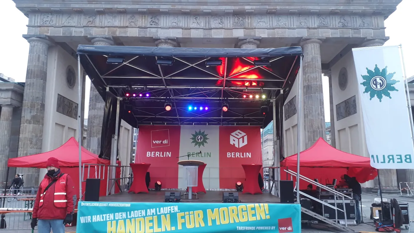 Bühne vor dem Brandenburger Tor bei einer Open-Air-Veranstaltung