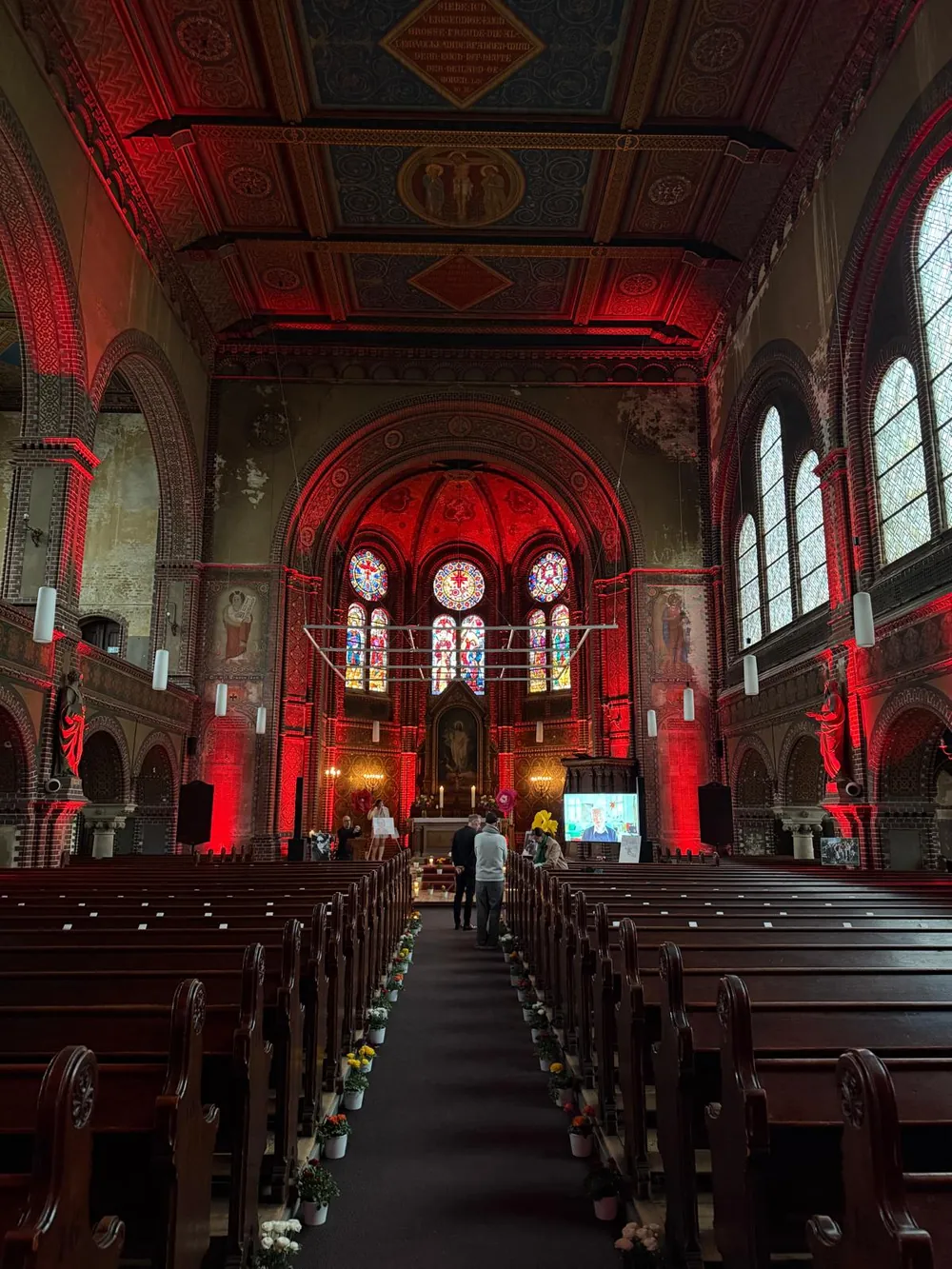 Kirchenschiff in rotes Licht getaucht