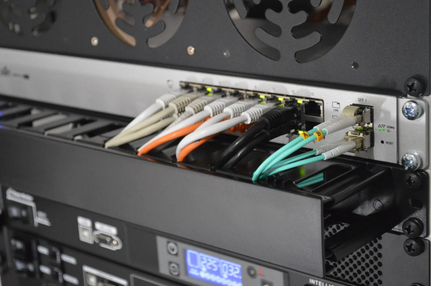Netzwerk-Switch im Rack mit angeschlossenen Netzwerkkabeln