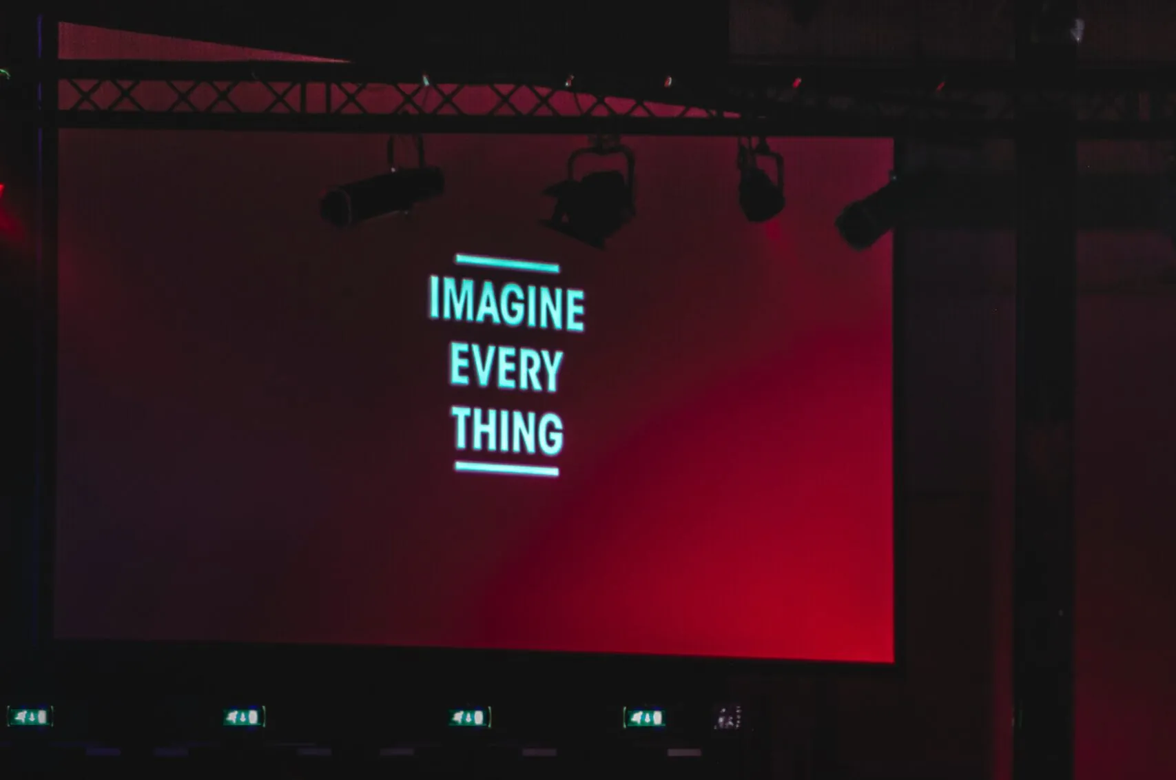 Große Leinwand mit dem Schriftzug Imagine Everything in rotem Bühnenlicht