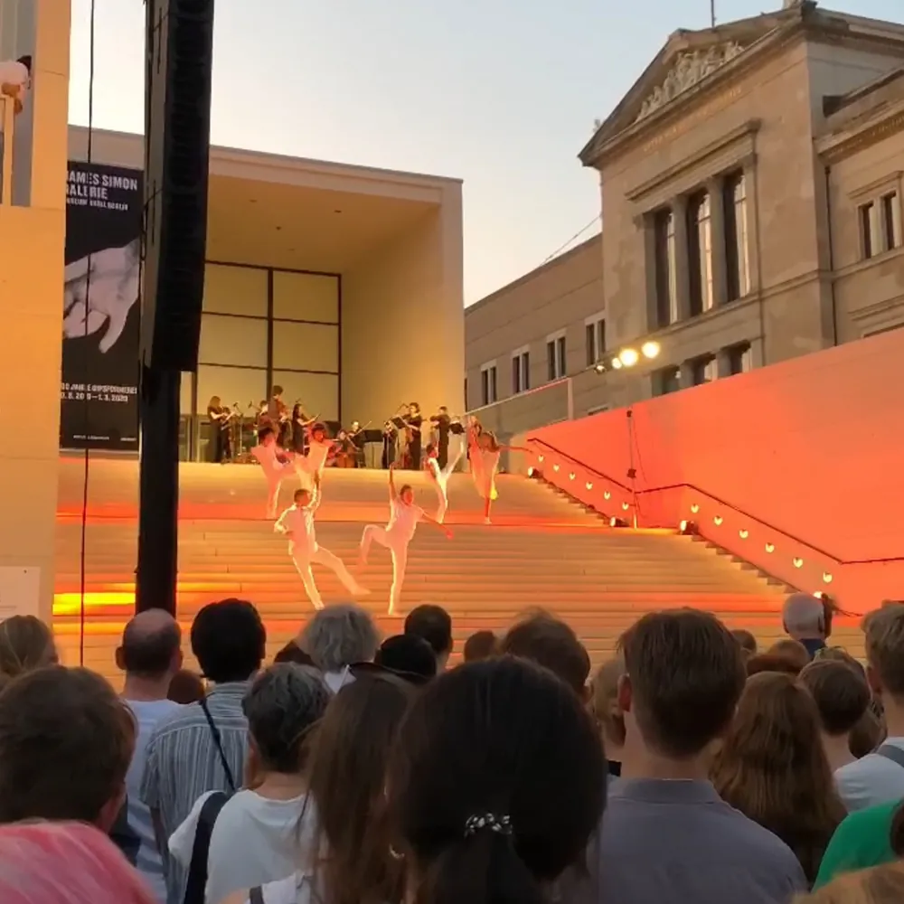Gäste bei der Eröffnung der James-Simon-Galerie auf der Museumsinsel