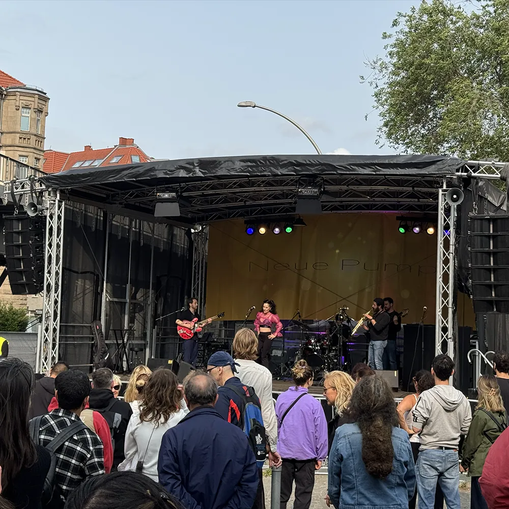 Bühne und Publikum beim Karneval der Kulturen 2025 in Berlin