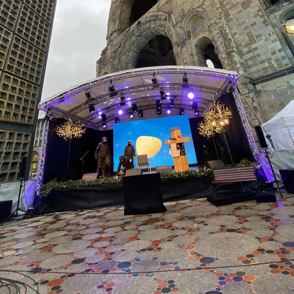Überdachte Bühne mit LED-Wand und farbigem Licht vor der Kaiser-Wilhelm-Gedächtniskirche