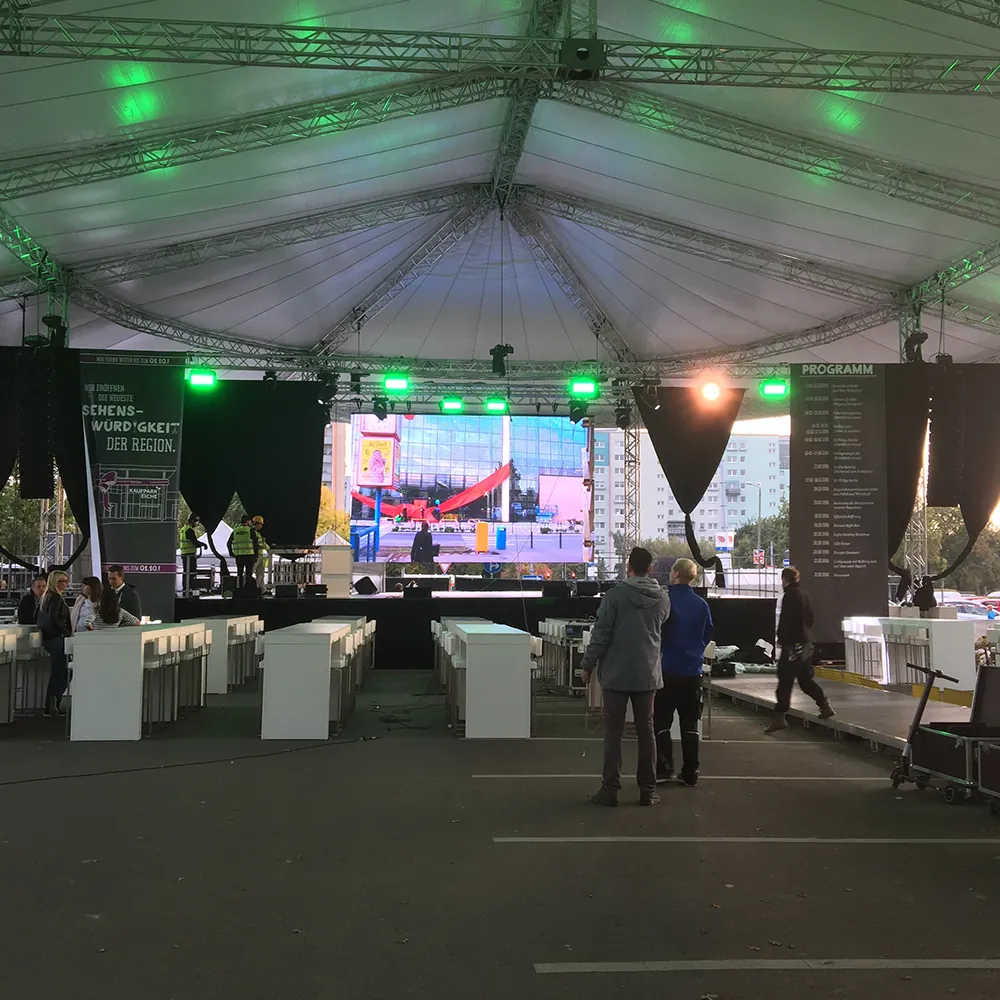 Bühne mit LED-Wand unter einem Zeltdach bei der Neueröffnung des Kaufpark Eiche