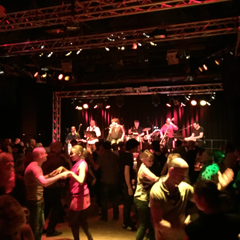 Band auf der Bühne und tanzendes Publikum bei ¡Vamos a Bailar! im Pfefferberg